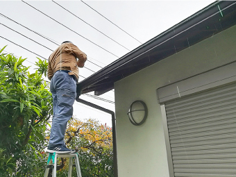 針金を通して雨樋の詰まりを確認