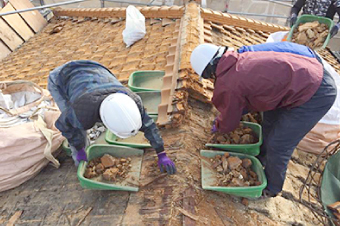 土葺き工法で施工されていた為、棟瓦と一緒に土も撤去していきます