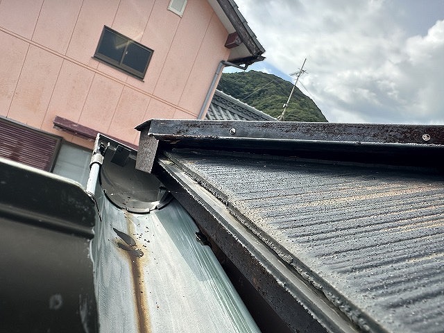 【長崎市】コロニアル屋根の傷みを一気に解消！棟板金交換＆ひび割れ補修。災害にも強い屋根に生まれ変わりました！