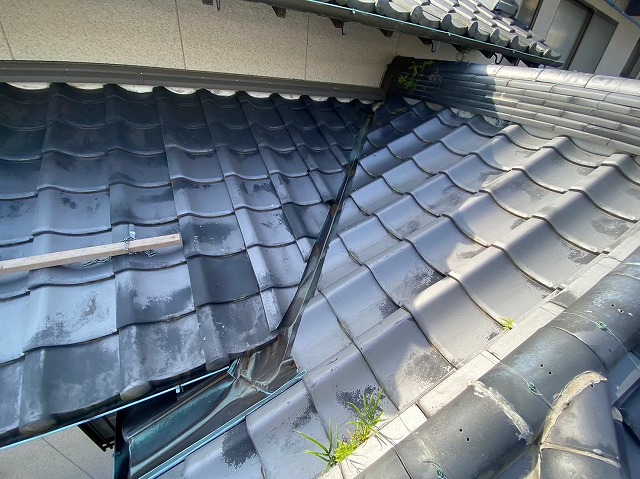 【長崎市】谷板金と棟積み直し工事をして雨漏り対策!工事方法とは?これで予防ができ雨漏りも怖くない!