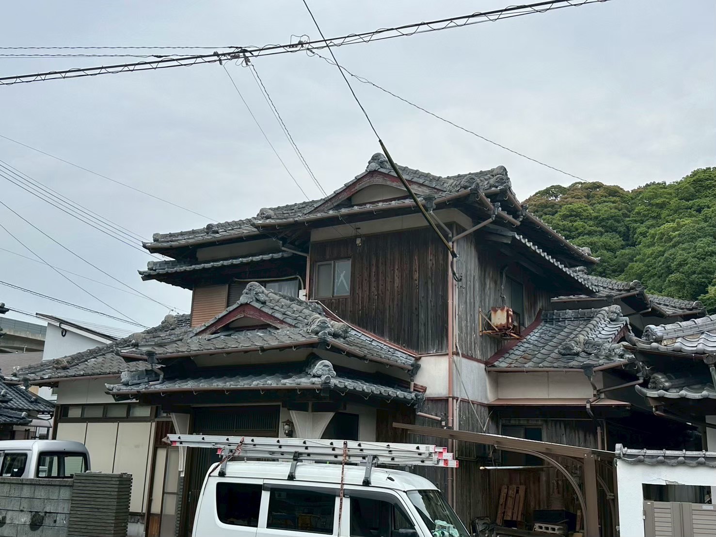 長崎市 大雨後に雨漏り再発した瓦屋根の屋根裏を調査!