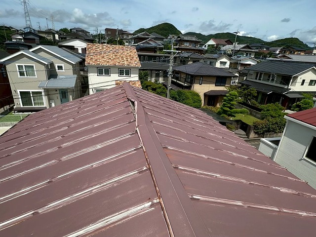 長崎市 風当たりが強い地域で金属屋根(立平葺き)のトタン浮きを無料調査!
