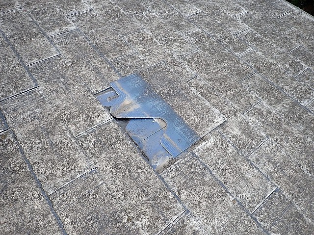 【佐世保市】片流れ屋根のスレートが一部ズレてしまった場合は瓦の差し替えが必要です！カバー工法もオススメ！