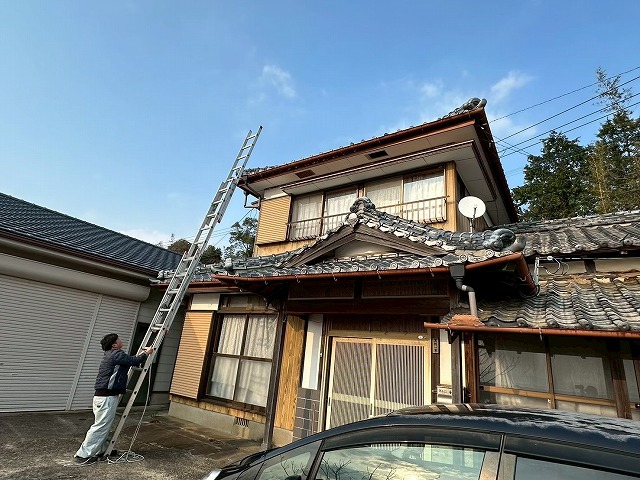 大村市で築35年のいぶし瓦屋根で棟漆喰剥がれがありました。【屋根無料点検事例】