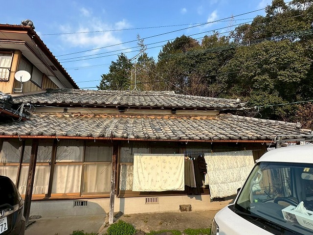 大村市で築75年の土葺き瓦屋根で雨漏り発生。陶器瓦スーパートライでの葺き替えをご提案
