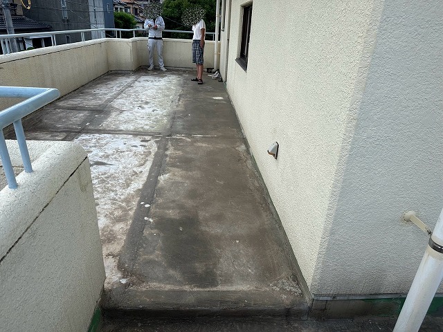 長崎市でベランダから雨漏り…無料調査で防水劣化を確認！築45年戸建て住宅にシート防水工事をご提案