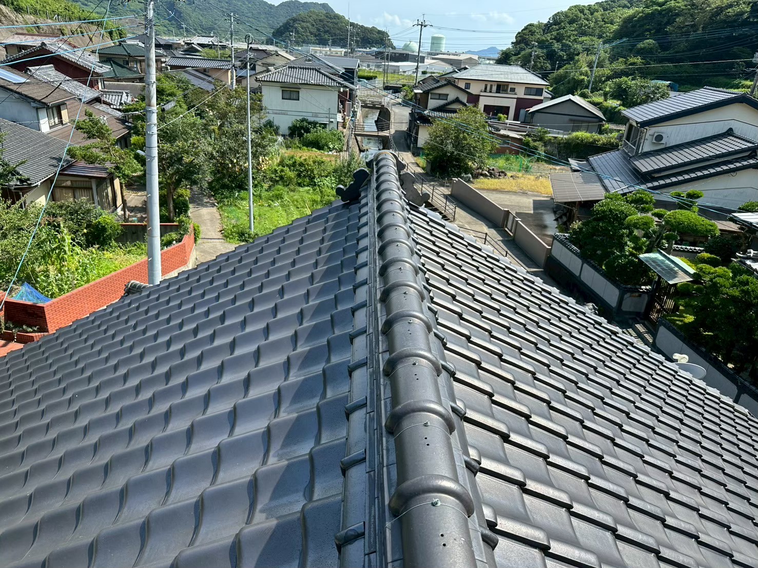 長崎市にて陶器瓦屋根の調査時に棟部分の漆喰に剥がれ・欠け・隙間がありました。無料調査